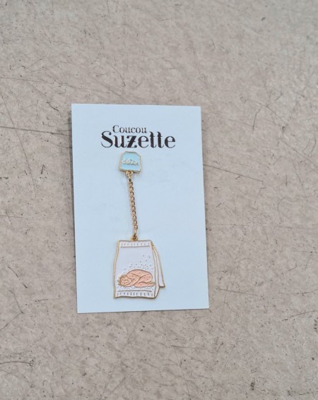 accessoire de mode, le pin's " Tisane Détox " de la marque parisienne Coucou Suzette